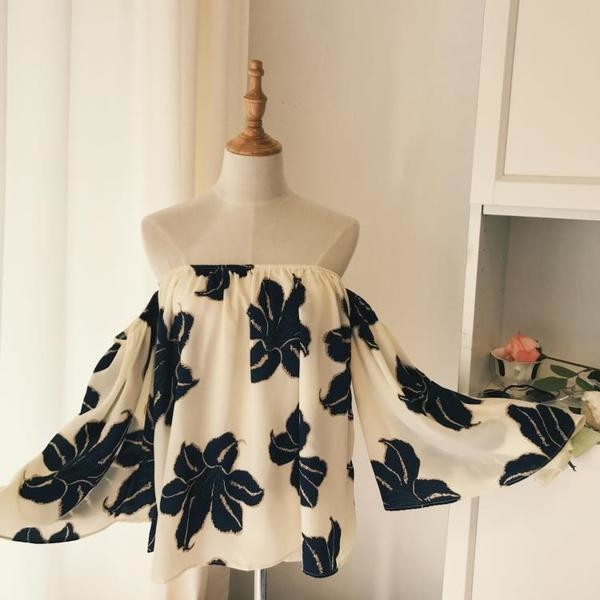 Bluză de damă modernă cu mâneci largi și motive florale