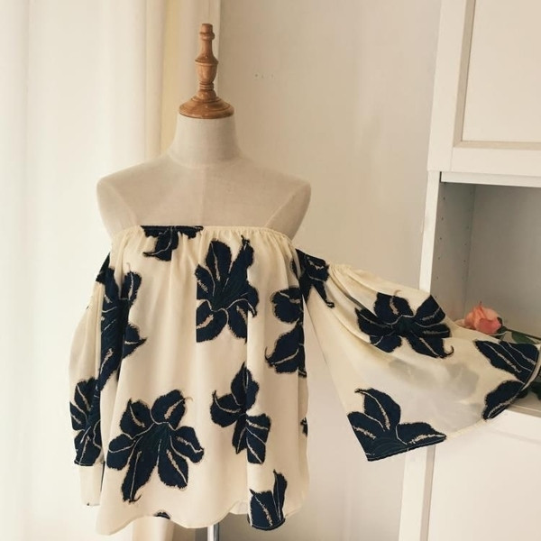 Bluză de damă modernă cu mâneci largi și motive florale