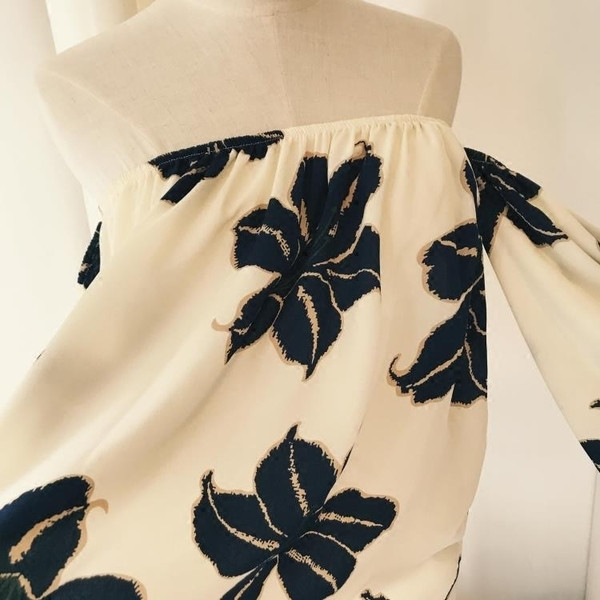 Bluză de damă modernă cu mâneci largi și motive florale