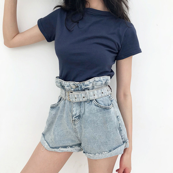 Pantaloni scurți de damă cu talie înaltă cu accent pe talie