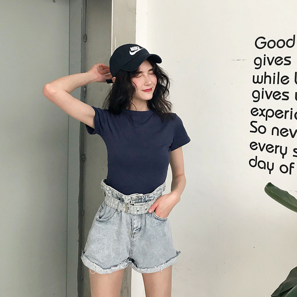 Pantaloni scurți de damă cu talie înaltă cu accent pe talie