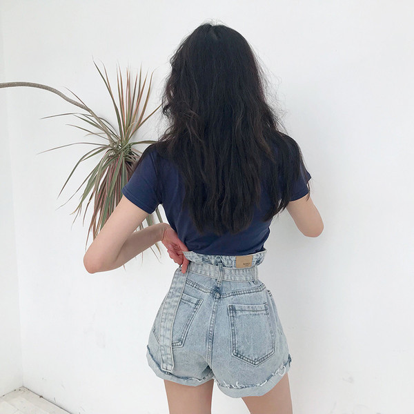 Pantaloni scurți de damă cu talie înaltă cu accent pe talie