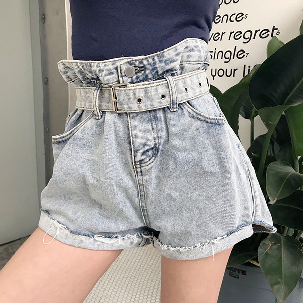 Pantaloni scurți de damă cu talie înaltă cu accent pe talie