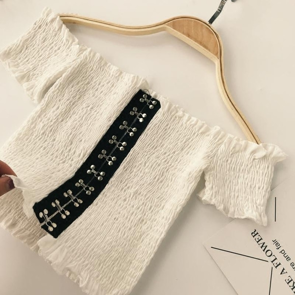 Bluză de damă cu umerii deschiși și închidere interesantă - mai multe culori