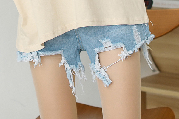 Blugi scurti de dama cu talie inalta de culoare deschisa