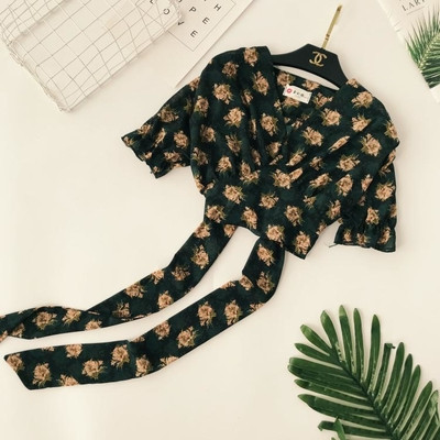 Γυναικείες κοντές μπλούζες με ντεκολτέ σε σχήμα V - διάφορα χρώματα