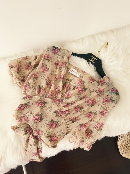 Γυναικείες κοντές μπλούζες με ντεκολτέ σε σχήμα V - διάφορα χρώματα