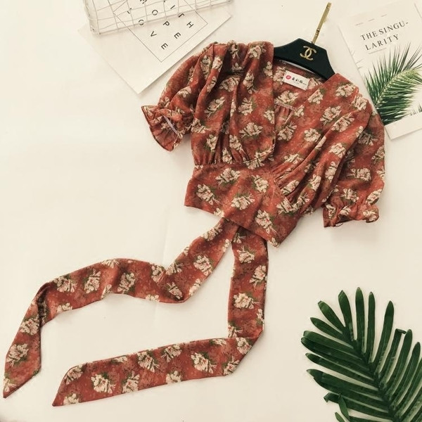 Γυναικείες κοντές μπλούζες με ντεκολτέ σε σχήμα V - διάφορα χρώματα