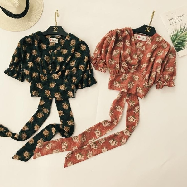 Γυναικείες κοντές μπλούζες με ντεκολτέ σε σχήμα V - διάφορα χρώματα