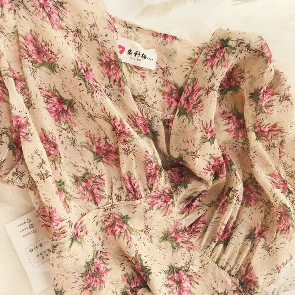 Γυναικείες κοντές μπλούζες με ντεκολτέ σε σχήμα V - διάφορα χρώματα