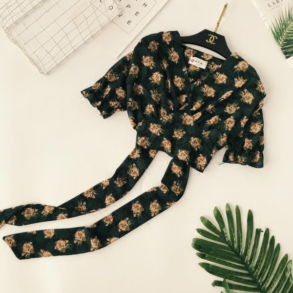 Γυναικείες κοντές μπλούζες με ντεκολτέ σε σχήμα V - διάφορα χρώματα