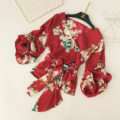 Γυναικεία μπλούζα σιφόν με ντεκολτέ και floral μοτίβα