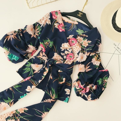 Γυναικεία μπλούζα σιφόν με ντεκολτέ και floral μοτίβα