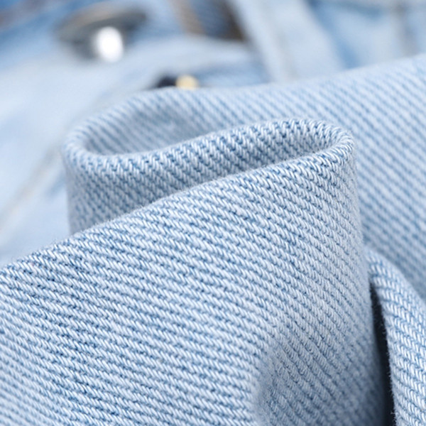 Blugi scurti de dama cu dantela de culoare deschisa