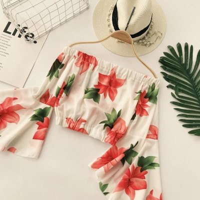 Κομψή γυναικεία μπλούζα με φαρδιά μανίκια και φυτικά μοτίβα