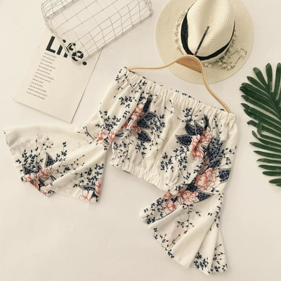 Κομψή γυναικεία μπλούζα με φαρδιά μανίκια και φυτικά μοτίβα