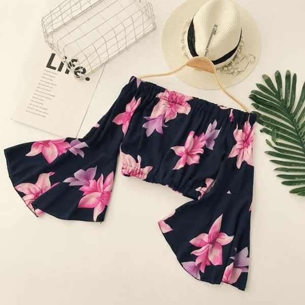 Κομψή γυναικεία μπλούζα με φαρδιά μανίκια και φυτικά μοτίβα