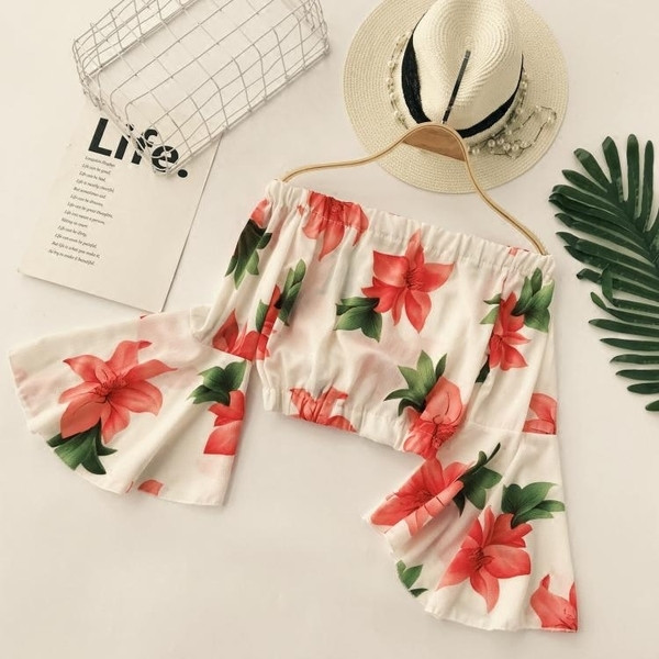 Κομψή γυναικεία μπλούζα με φαρδιά μανίκια και φυτικά μοτίβα