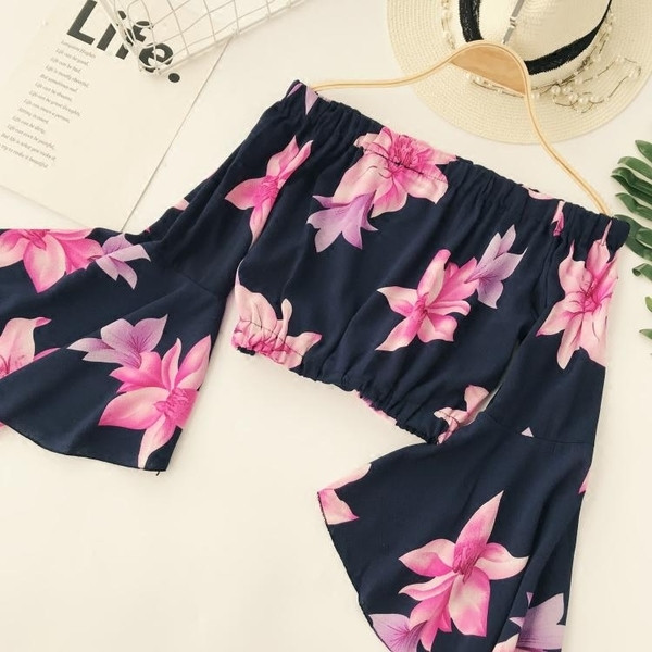 Κομψή γυναικεία μπλούζα με φαρδιά μανίκια και φυτικά μοτίβα