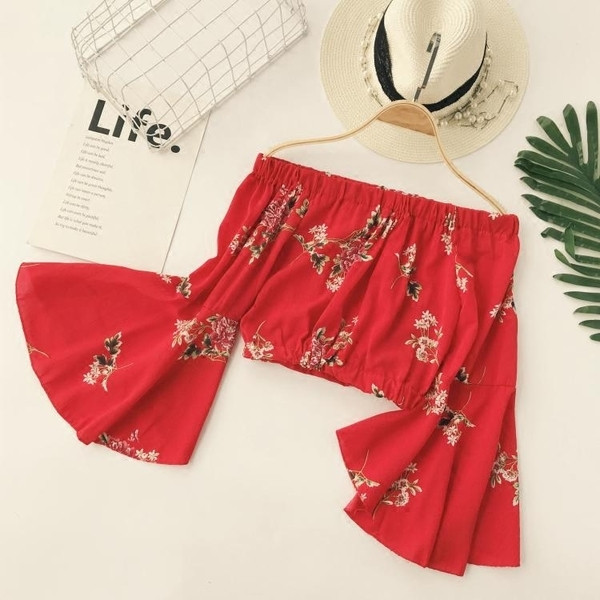 Κομψή γυναικεία μπλούζα με φαρδιά μανίκια και φυτικά μοτίβα