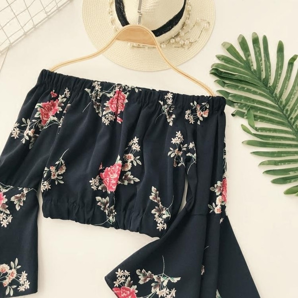 Κομψή γυναικεία μπλούζα με φαρδιά μανίκια και φυτικά μοτίβα