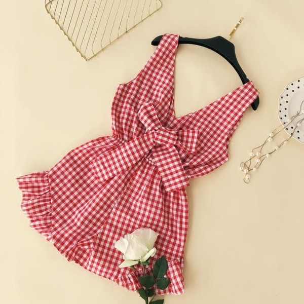 Salopeta de dama cu decolteu in V - carouri