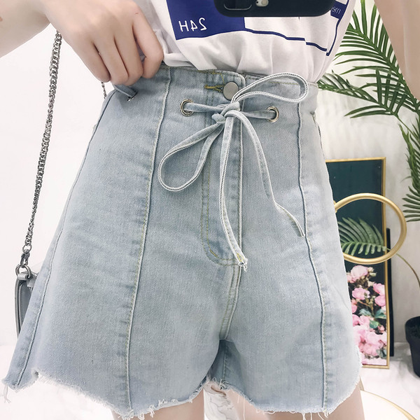 Blugi scurti de dama cu talie inalta de culoare deschisa