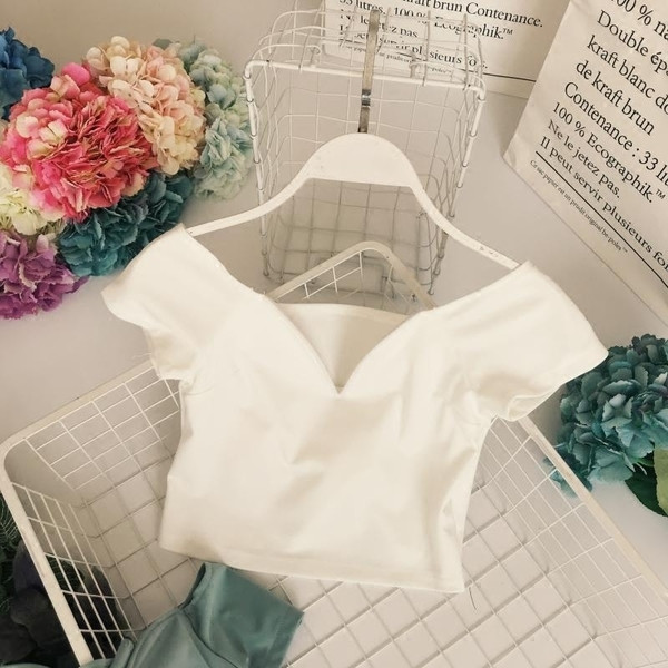 Bluză de damă simplă, cu decolteu în V, potrivită pentru utilizarea de zi cu zi