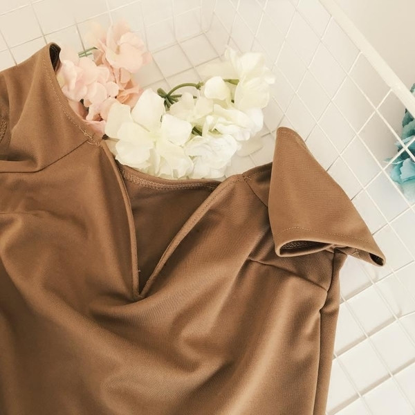 Bluză de damă simplă, cu decolteu în V, potrivită pentru utilizarea de zi cu zi