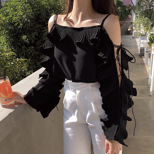 Bluză de damă elegantă, cu mâneci interesante și umeri deschiși