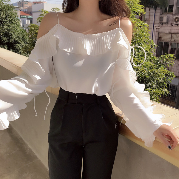 Bluză de damă elegantă, cu mâneci interesante și umeri deschiși