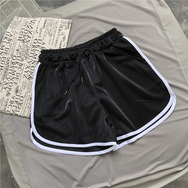 Pantaloni scurți sport și casual de damă în trei culori