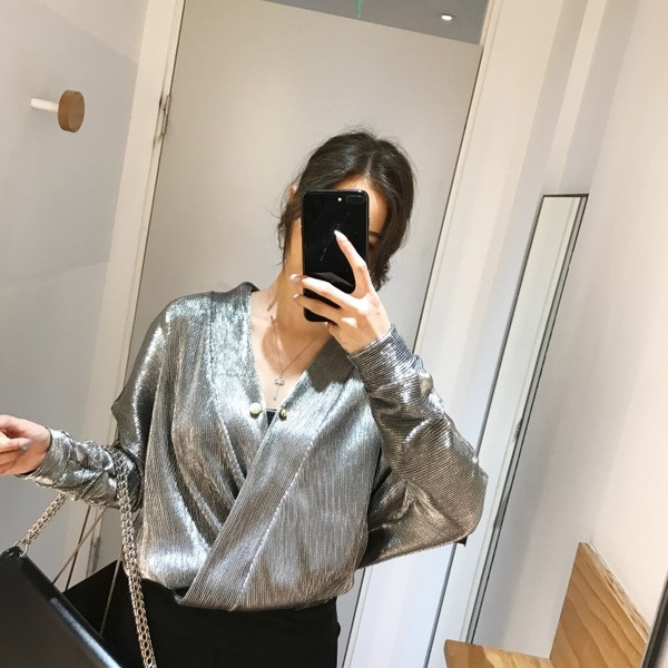 Bluză de damă cu decolteu în V și țesătură strălucitoare