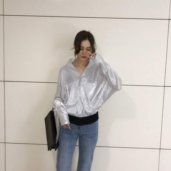 Bluză de damă cu decolteu în V și țesătură strălucitoare