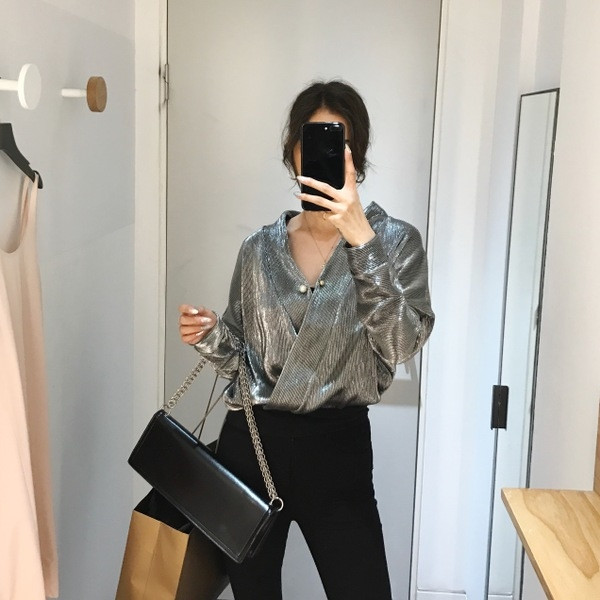 Bluză de damă cu decolteu în V și țesătură strălucitoare