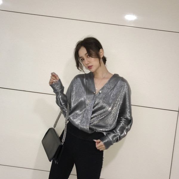 Bluză de damă cu decolteu în V și țesătură strălucitoare