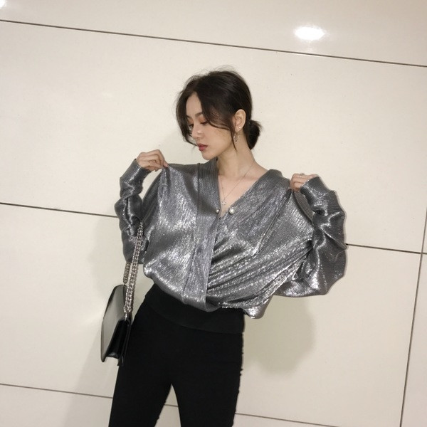 Bluză de damă cu decolteu în V și țesătură strălucitoare