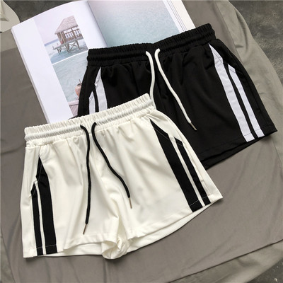 Дамски спортни къси панталони в черен и бял цвят