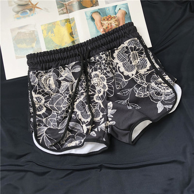 Pantaloni scurți colorați pentru femei