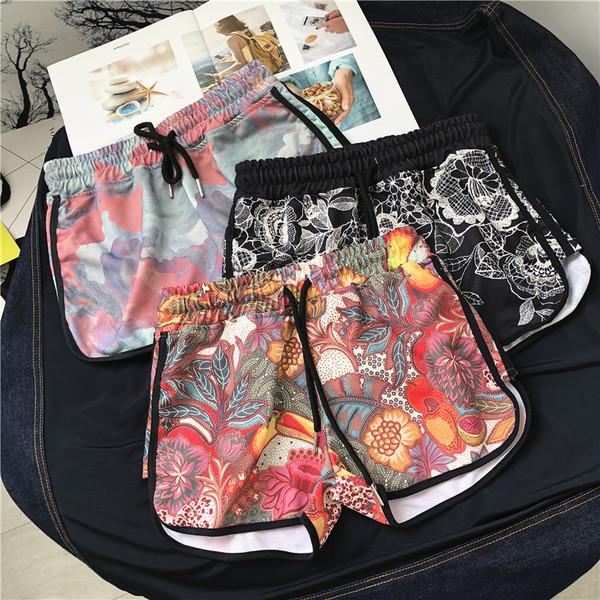 Pantaloni scurți colorați pentru femei