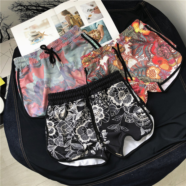 Pantaloni scurți colorați pentru femei