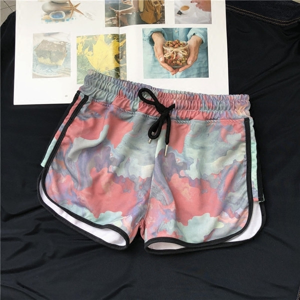 Pantaloni scurți colorați pentru femei