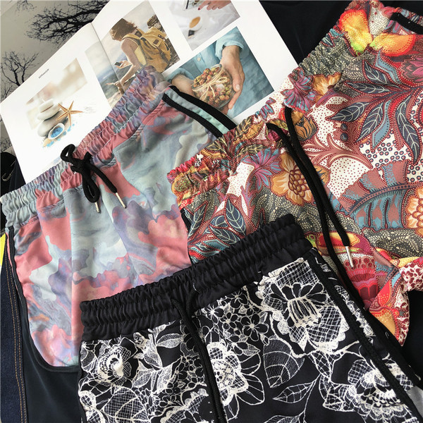 Pantaloni scurți colorați pentru femei