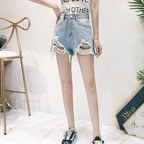 Pantaloni scurți de damă din denim cu talie înaltă într-o culoare deschisă