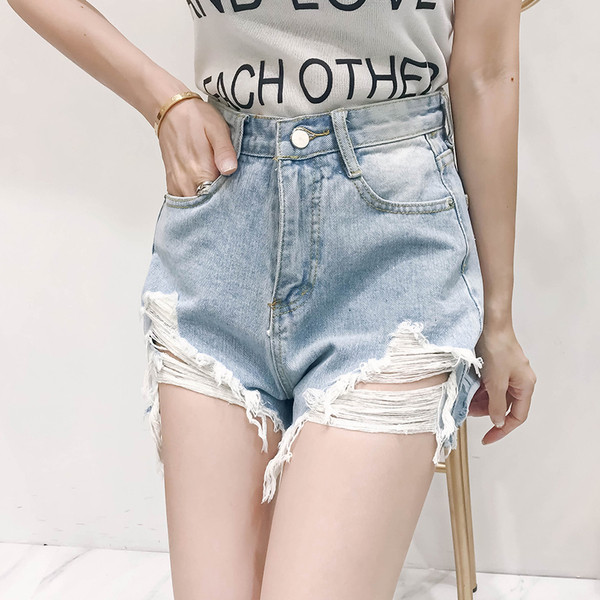 Pantaloni scurți de damă din denim cu talie înaltă într-o culoare deschisă