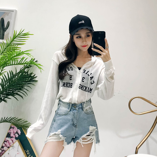 Pantaloni scurți de damă din denim cu talie înaltă într-o culoare deschisă