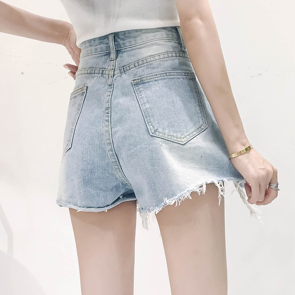 Pantaloni scurți de damă din denim cu talie înaltă într-o culoare deschisă