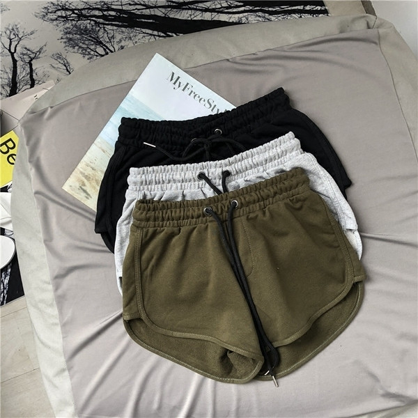 Pantaloni scurți și pantaloni casual în trei culori