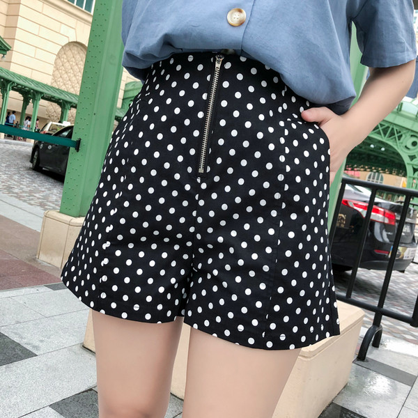 Pantaloni scurți maxi de damă într-un imprimeu modern