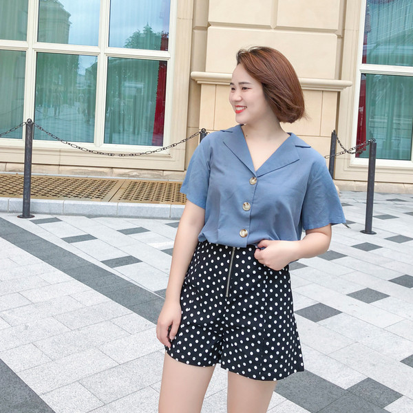 Pantaloni scurți maxi de damă într-un imprimeu modern